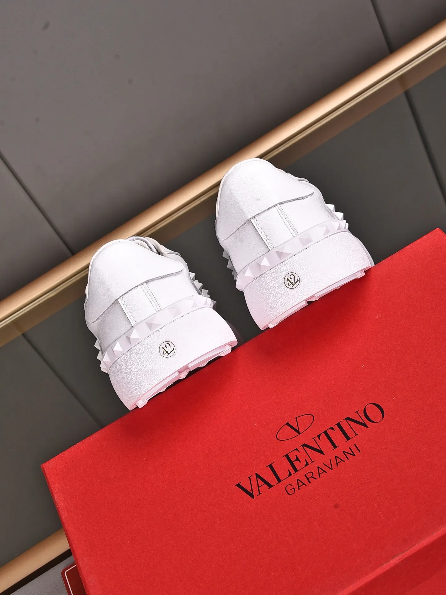 Men's shoes 440💰 (men and women couples) Valentino classic color matching series casual shoes. Made with heavy craftsmanship, good products pay attention to every detail. A must-have trendy item that can be worn all year round, it has been worn by many celebrities and Internet celebrities~~Imported cowhide surface, unique design concept, sheepskin lining, counter quality. Women’s clothing 35-40. Men’s clothing 39-44, 45-46 (returns and exchanges are not supported for custom-made items)